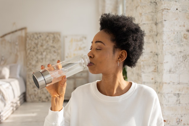 De verrassende voordelen van het drinken van meer water